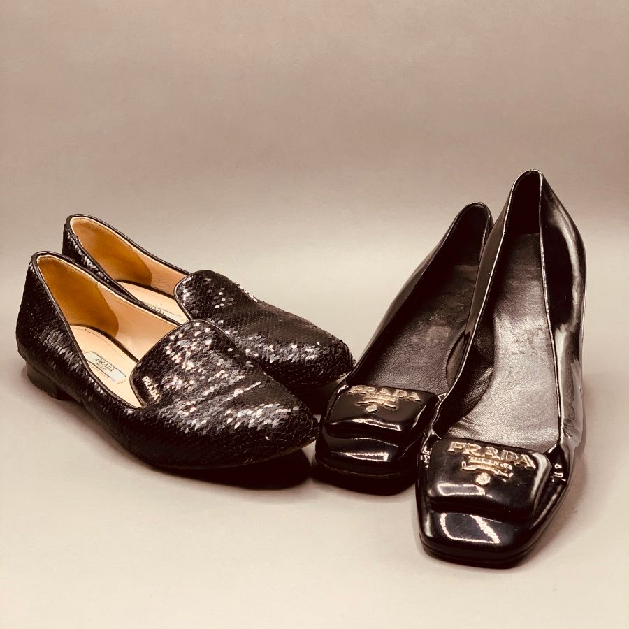 Null 
PRADA

- Black patent leather ballerinas decorated with a house emblem, sq&hellip;