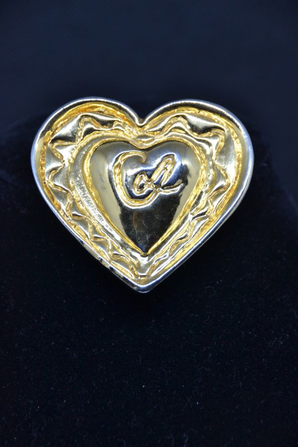 Null Christian LACROIX 

Broche en métal doré en forme de coeur. Relief saillant&hellip;