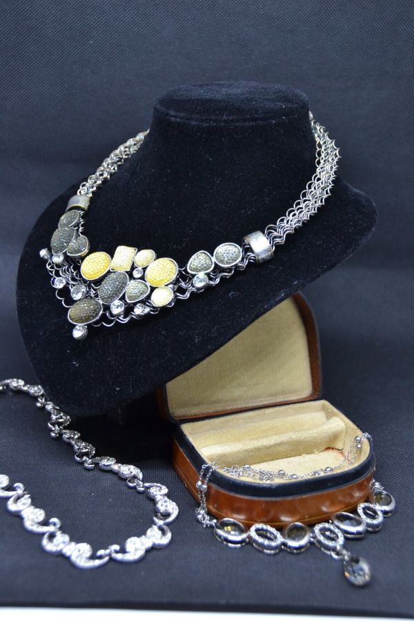 Null Set aus drei Halsketten : 

- Halskette aus versilbertem Metall mit Strasss&hellip;