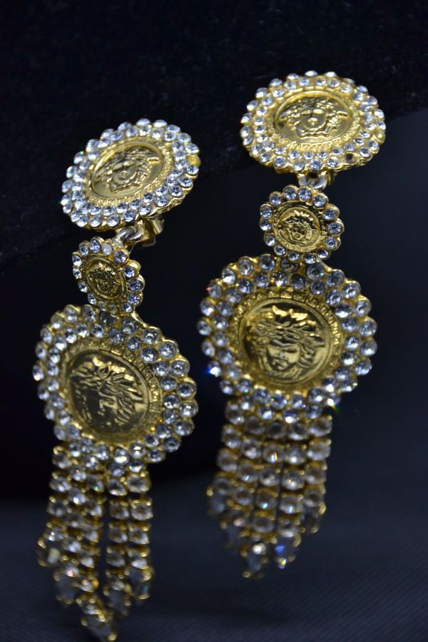 Null *VERSACE

Pair of ear clips made of three gold metal medallions bearing the&hellip;