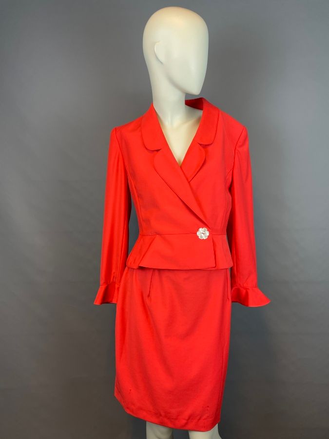 Null 梵蒂诺

红色羊毛服装，包括双排扣外套，圆披肩领，珍珠母扣代表一朵花，长袖以荷叶边结束，其直中长裙。

外套尺寸为42，裙子尺寸为44