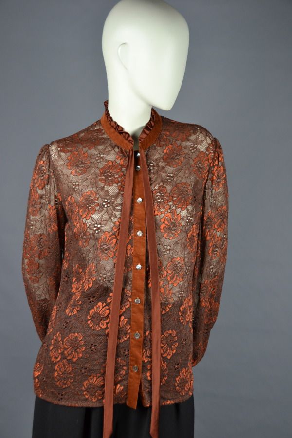 Null D&G by Dolce & Gabanna

棕色和铜色的蕾丝上衣，天鹅绒和缎子整理成各种颜色，有签名的纽扣，领带（状况良好）。

尺寸40