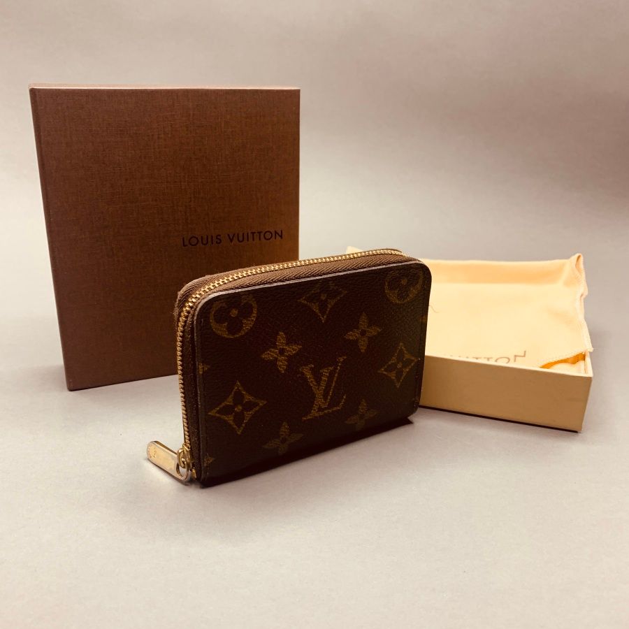 Null 路易-威登（Louis VUITTON） 巴黎

Monogram真皮钱包，拉链开合，棕色真皮内饰，带原包装盒（使用状况）。

11 x 8,5 cm
