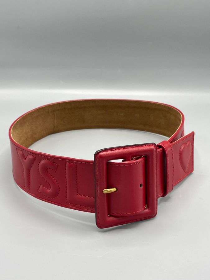 Null Yves SAINT LAURENT

Red leather belt with YSL logo - Length : 86 cm - Size &hellip;