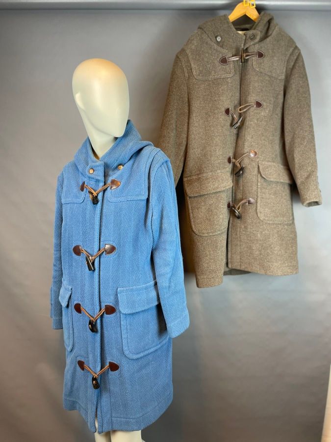 Null 古老的ENGLAND

两件羽绒大衣，长袖，连帽，两个贴袋，四个勃兰登堡式纽扣。

- 灰色男士大衣，100%羊毛 - 尺寸L

- 女式蓝色大衣，1&hellip;