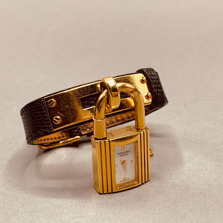 Null 
HERMES Paris Kelly

Montre cadenas en métal doré, bracelet en lézard noir,&hellip;