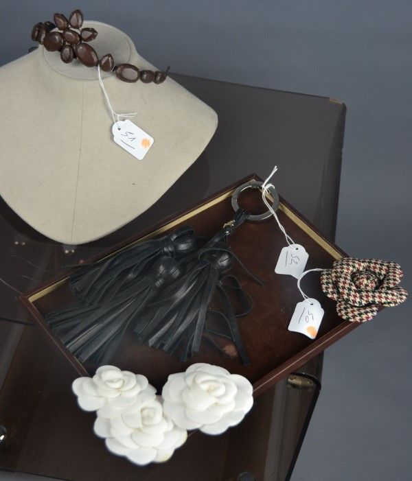 Null *很多杂项物品，包括

香奈儿

- 四朵山茶花，包括一枚胸针

JPG

- 头带

SR (Sonia Rykiel)

- 黑色皮革钥匙圈