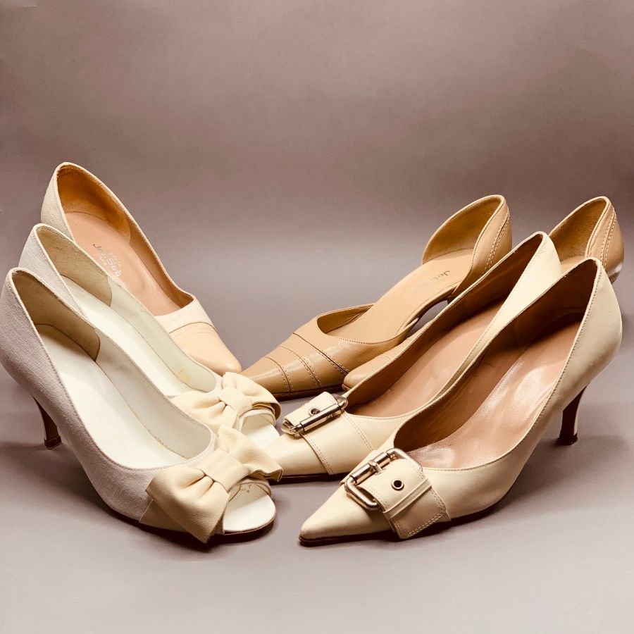 Null 
JET SET

四双鞋:

- 白色真皮透视鞋，鞋面有大蝴蝶结，圆头 - 尺寸3 - 5.5厘米高跟鞋

- 米色皮鞋，尖头，鞋面缝合 - 尺寸5&hellip;
