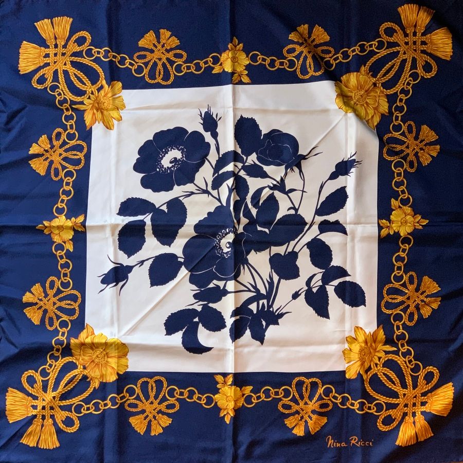 Null Nina RICCI

Printed silk scarf decorated with a bouquet of navy roses, gold&hellip;