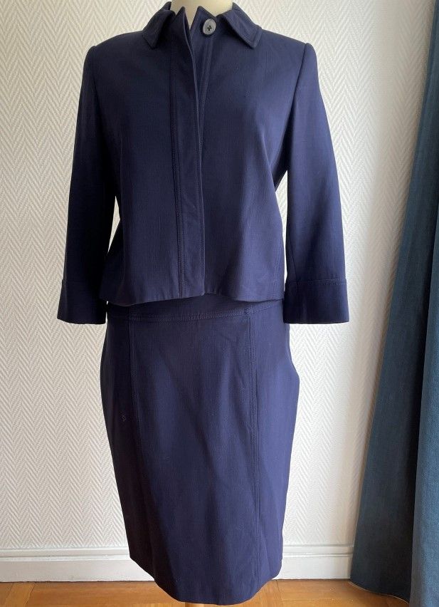 Null Ralph LAUREN

海军蓝服装，包括一件外套，长袖，小领，门襟下有单排扣，和一条直筒中长裙，羊毛和弹性纤维（4%）（状况非常好）

尺寸10