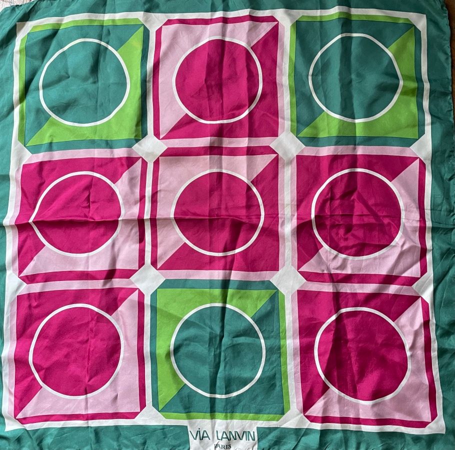 Null 
郎咸平

粉色和绿色棋盘式几何图案的丝绸围巾（抽线）。