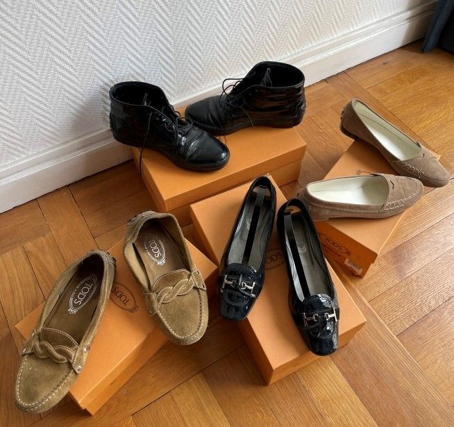 Null TOD'S

四双鞋装在盒子里，其中一些还有一个签名的布袋。

- 米色绒面革休闲鞋，黑色橡胶底 - 尺寸37.5

- 带钉子的驼色麂皮休闲鞋-尺寸&hellip;