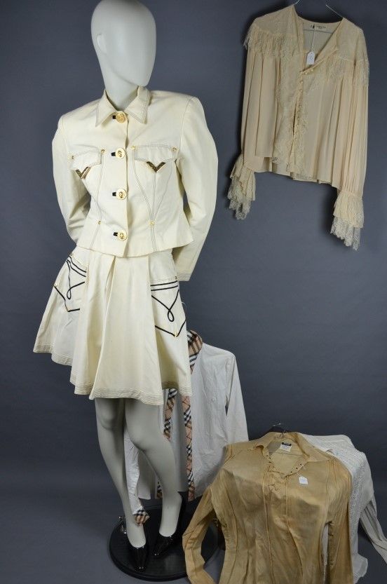 Null *Lot de vêtements dont :

VERSUS VERSACE

- Ensemble beige en coton, veste &hellip;