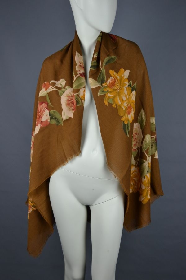 Null 香奈儿

浅棕色背景花卉图案的羊绒和丝绸披肩，署名香奈儿（状况良好，边缘有小的松动线头）