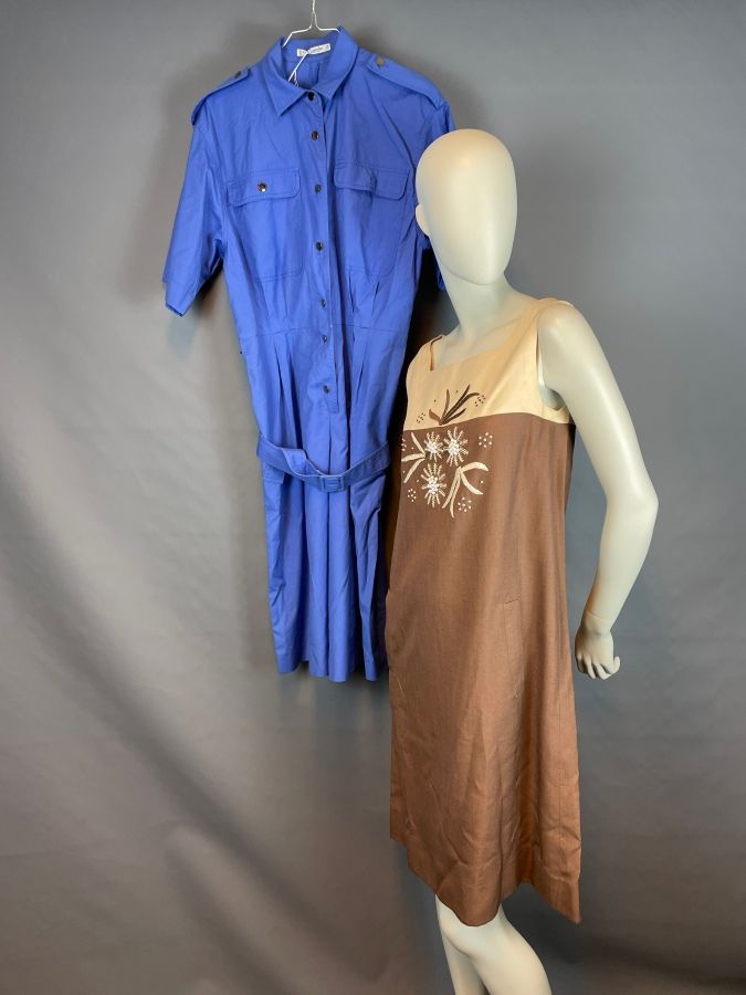 Null 一批两件衣服，包括:

CELINE

- 粘胶和亚麻布刺绣艾德莱斯无袖中长裙 - 尺寸 40

Guy LAROCHE

- 蓝色中长裙，短袖，小领&hellip;