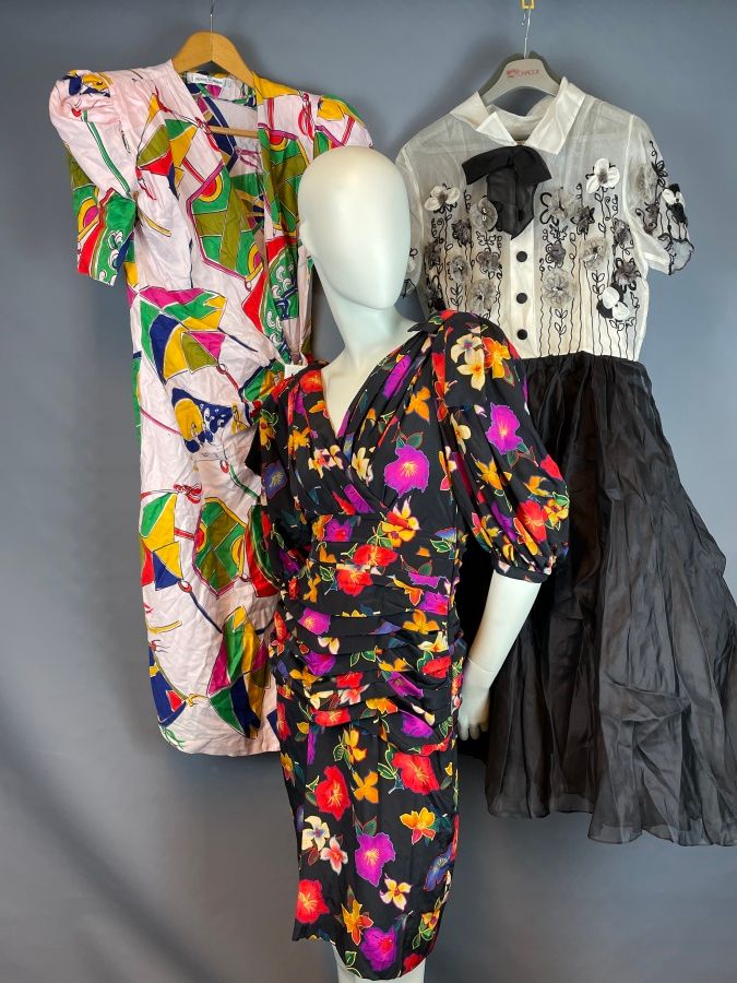 Null 一共三件衣服，包括:

郎咸平

- 黑色鸡尾酒裙，彩色花朵，3/4蓬松袖子，蝴蝶结肩带，100%丝绸 - 尺寸42

Pierre BALMAIN
&hellip;