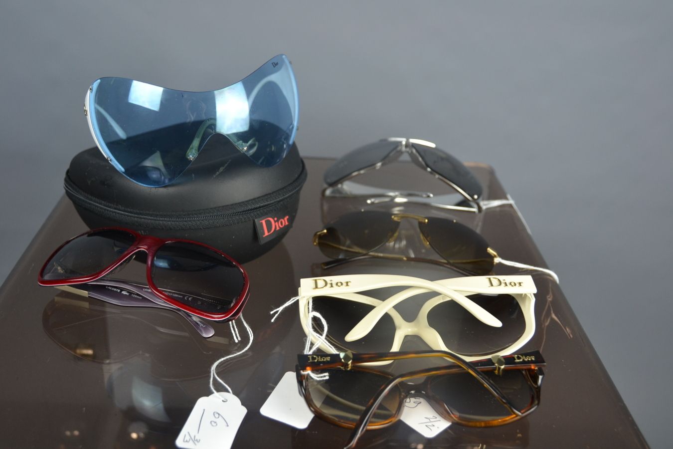Null *很多眼镜，包括:

DIOR

- 一对白色和蓝色的塑料太阳镜和它的盒子，蓝色的镜片（纤维，磨损）。

DIOR

- 两副太阳镜，一副是白色塑料的&hellip;