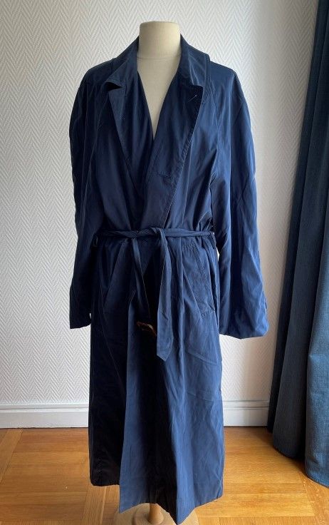Null HERMES巴黎

蓝色防水大衣，长袖，有凹槽的披肩领，单排扣，有四个牛角扣，两个垂直口袋和腰带，材质为聚酯和聚酰胺（染色）。

尺寸54