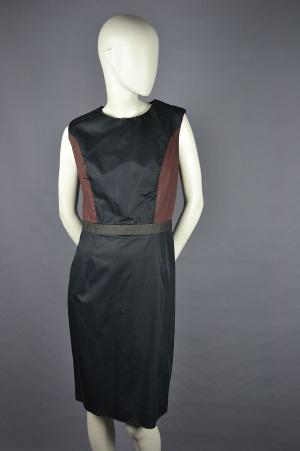 Null Yves SAINT LAURENT

三孔中长裙，双色棉布，棕色和黑色插片，丝绸衬里，无袖，背部中间有拉链开口（颜色略有褪色）。

尺寸38