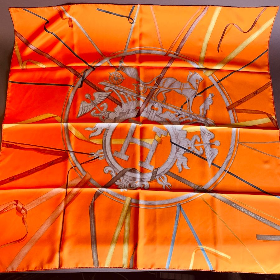 Null 
HERMES 巴黎, 2008

橙色背景上印有 "Attrape tes rêves "的丝绸斜纹方格，上面有代表品牌 "H "标志的捕梦者图案，&hellip;