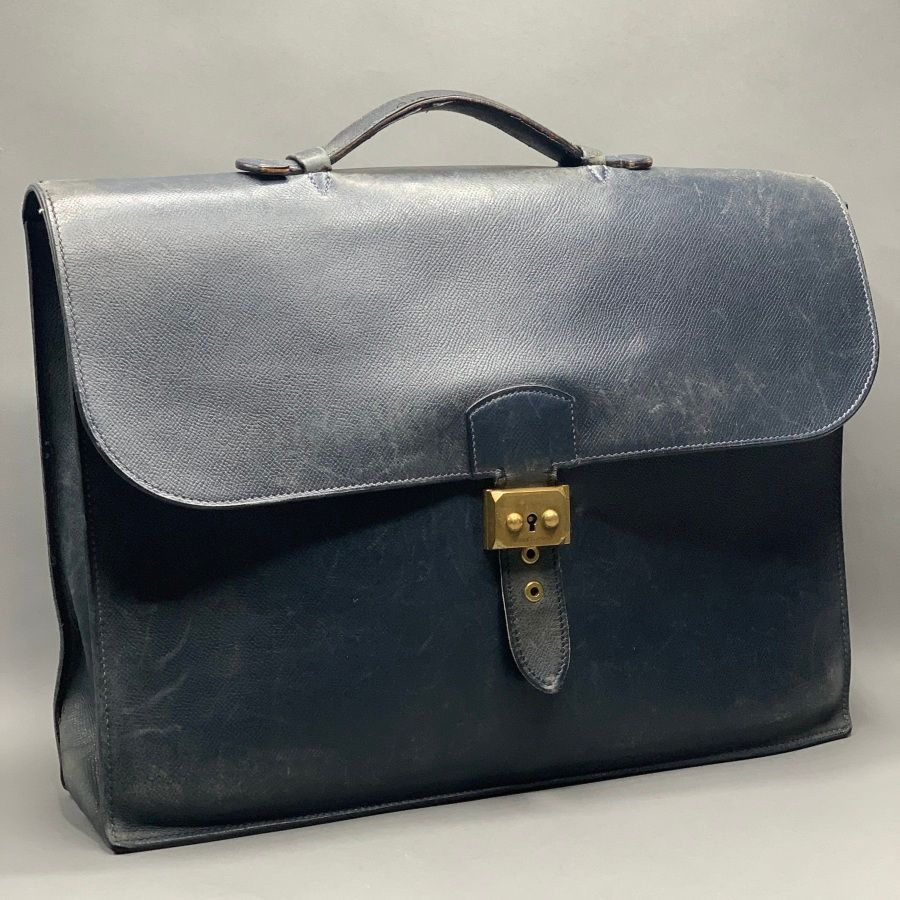 Null 
HERMES Paris made in France

Cowhide bag in navy blue with two gussets, lo&hellip;