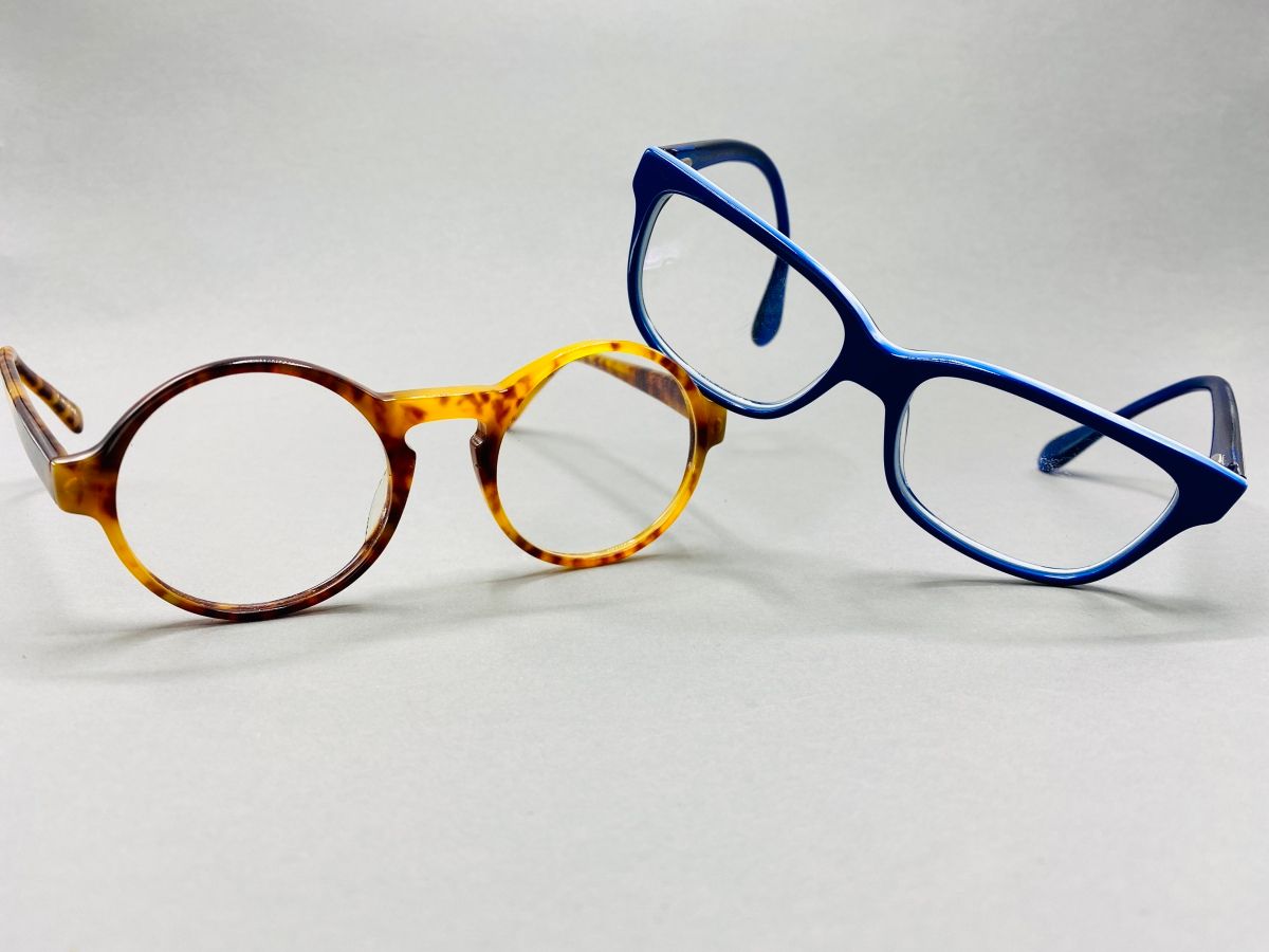 Null 一套眼镜包括:

POLO BY RAFLAUME.仿玳瑁的圆形眼镜

MARC JACOB.眼镜，蓝色镜框