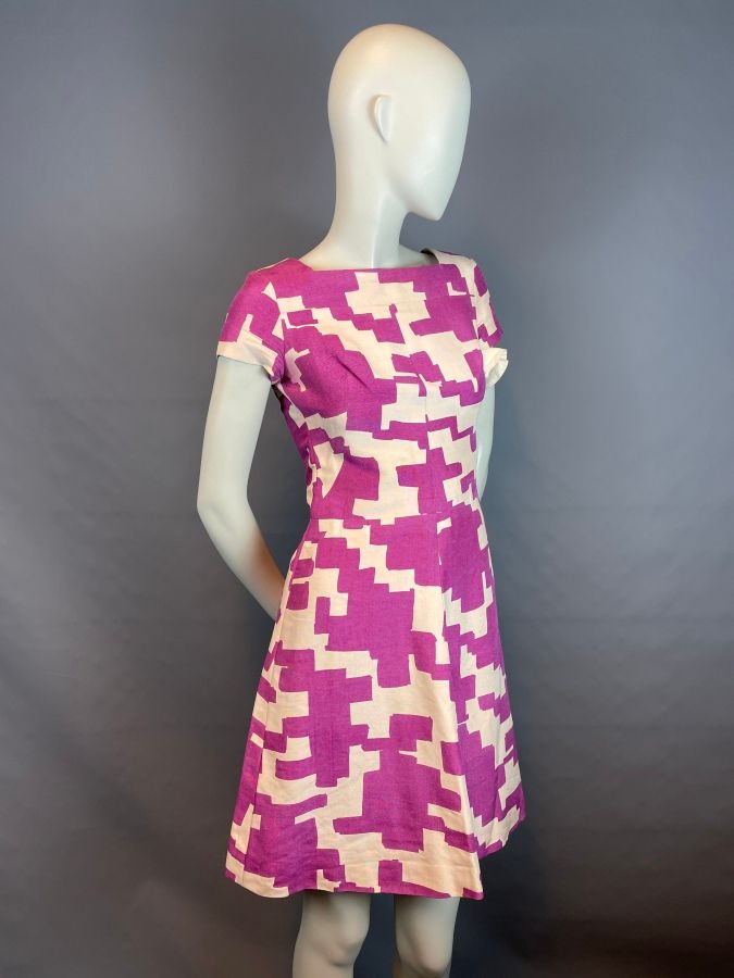 Null Christian DIOR

Abito corto in cotone fucsia ed ecru con motivi geometrici,&hellip;