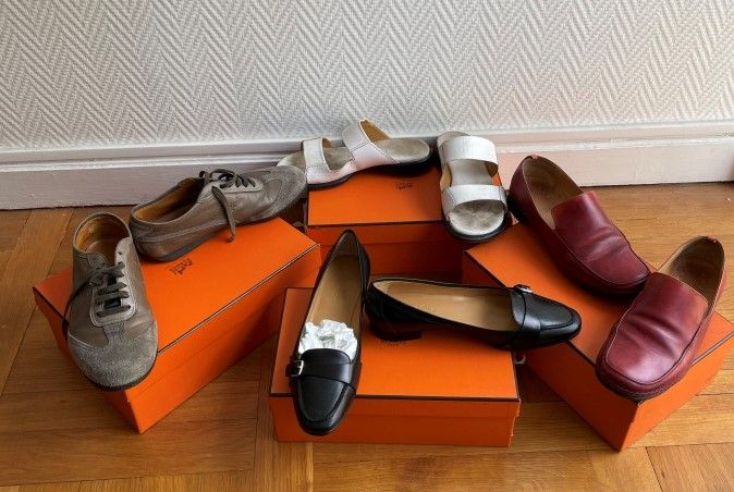 Null HERMES巴黎

四双鞋在他们的橙色盒子里，有他们的标签。

- Colony，白色双条纹皮凉鞋-尺寸37.5

- 安菲，红色光滑皮革休闲鞋，橡胶&hellip;