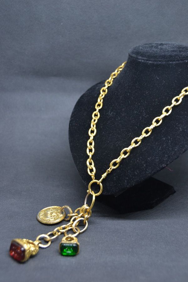 Null *CHANEL

带卡钩的镀金金属长链，上面有几条链子作为吊饰，包括两枚镶有红色凹印的印章和一个中空的、有香奈儿签名的珍珠玻璃，以及一大块

"香奈儿&hellip;