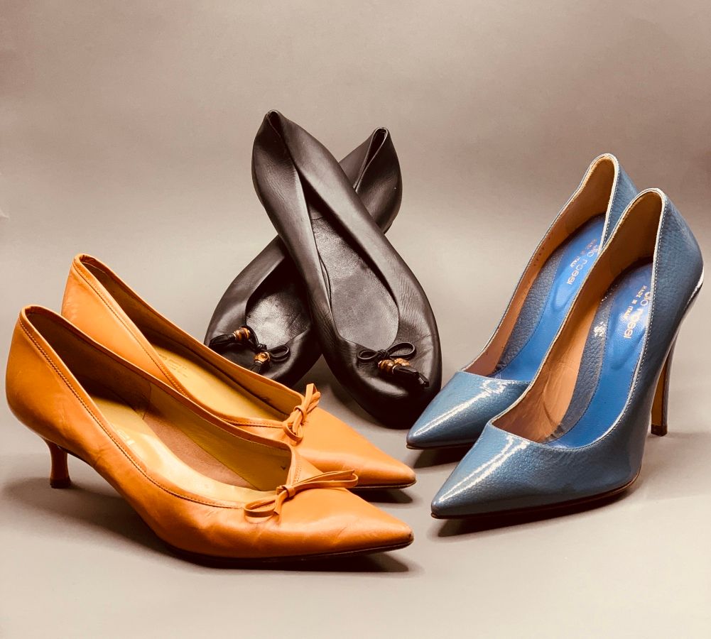 Null 
一批鞋，包括:

GUCCI

- 黑色皮革芭蕾舞鞋，带竹制蝴蝶结（全新状态） - 尺寸 37

塞尔吉奥-罗西

- Godiva高跟鞋，蓝色漆皮&hellip;