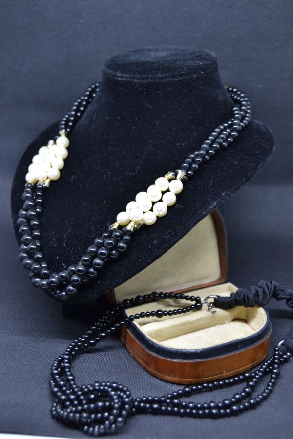 Null 米歇尔之家

- 黑色玻璃珠和弹性部分的花式头带，有米歇尔家的M型吊饰（状况良好）。

- 黑白扭结玻璃珠和刻面玻璃珠的花式项链，镀金搭扣