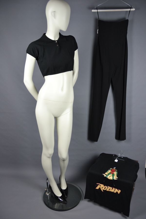Null *Dolce & Gabbana

这套衣服包括:

- 黑色羊毛束腰长裤，腰部有鲸鱼骨，紧身设计 - 尺寸 44

- 绣有标志的黑色T恤 - 尺寸&hellip;