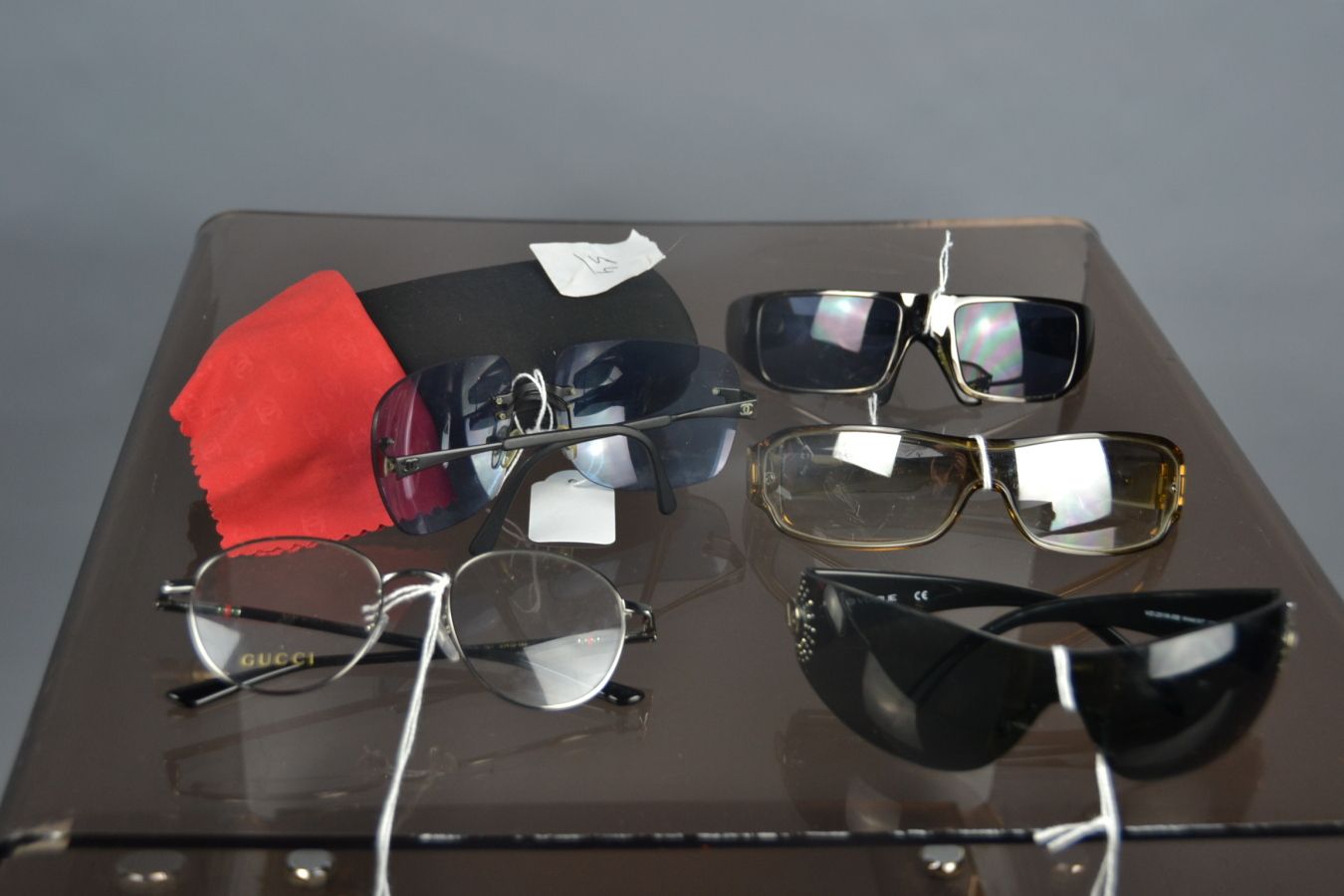 Null *很多眼镜，包括:

香奈儿

- 一副太阳镜，蓝色镜片和它的盒子

理事长

- 一副黑色塑料太阳镜

VOGUE

- 一副黑色塑料太阳镜

GU&hellip;