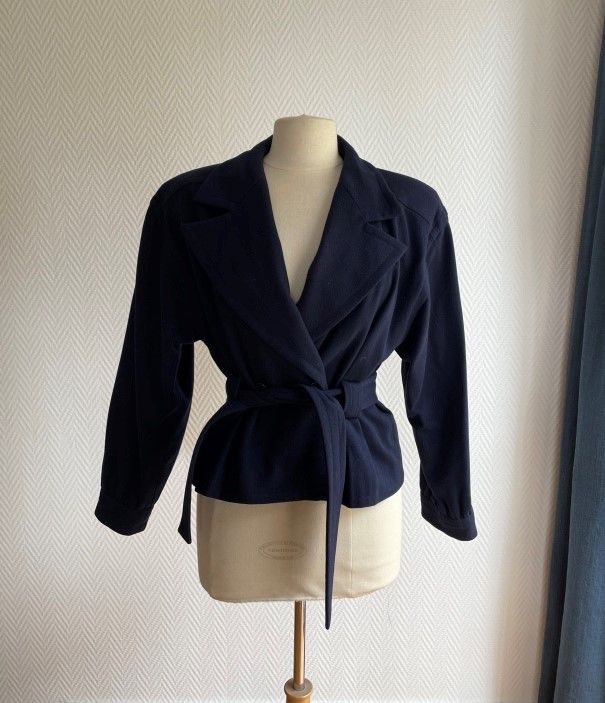 Null Yves SAINT LAURENT VARIATION

深蓝色双排扣外套，长袖，有凹槽的披肩领，系腰带

尺寸38