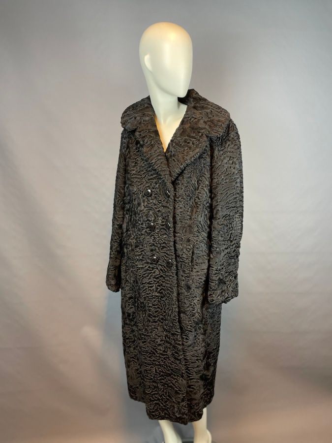 Null 一批大衣包括:

- Fourrures du Nord Luxe Paris，全阿斯特拉罕长款大衣，缺口披肩领，长袖，双排扣，尺寸44/46（磨损，&hellip;