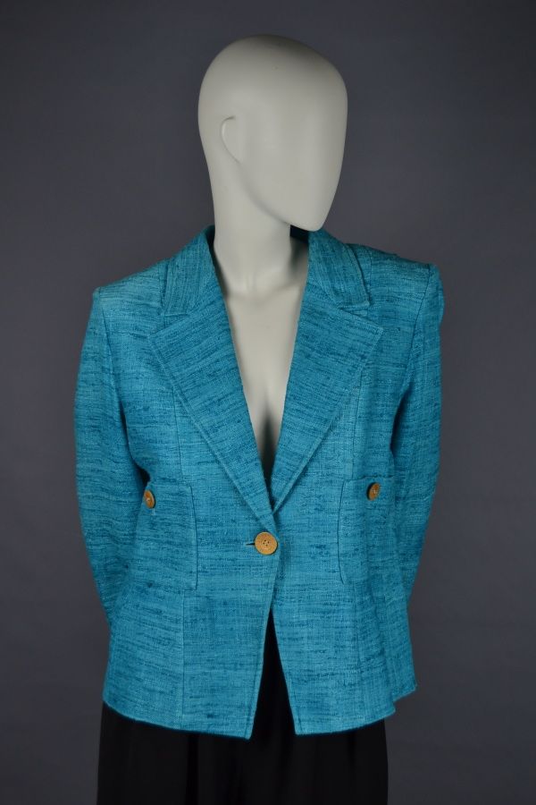Null Yves SAINT LAURENT变奏曲

厚实的电蓝色天然丝绸外套，长袖，凹口披肩领，单排扣，两个贴袋，木质纽扣

估计尺寸：42
