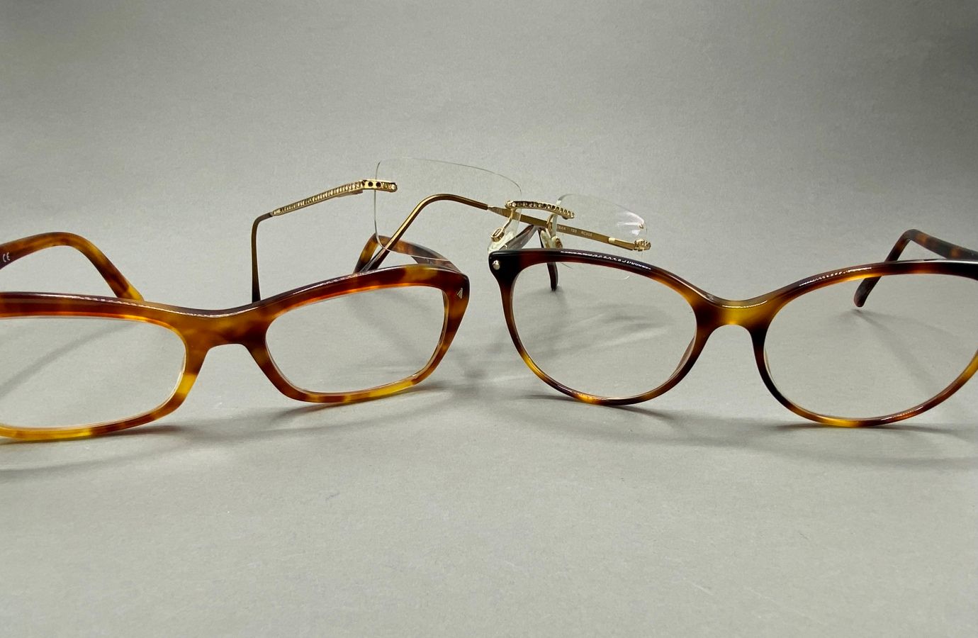 Null Lote de gafas que incluye : 

PRADA. Gafas con montura de imitación de care&hellip;