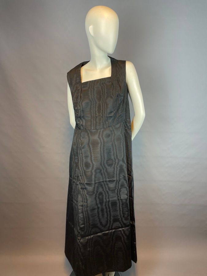 Null LANVIN - 15 rue du Fbg St Honoré Paris

Langes Kleid aus schwarzer Moirései&hellip;