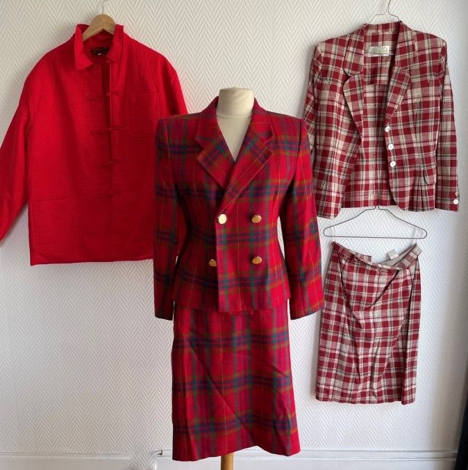 Null 一批衣服包括:

法国东方和中国公司

- 红色棉质夹克，小领子，两个贴袋

坎利卢斯(CYRILLUS)

- 红色和奶油色格子呢套装，长袖外套，圆&hellip;
