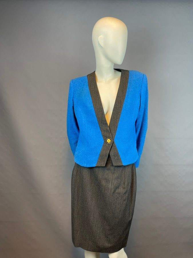Null GIVENCHY

装备包括一件灰色羊毛和尼龙滚边的蓝色外套，V领用缝制的纽扣封口，以及灰色中长直筒裙。

尺寸42