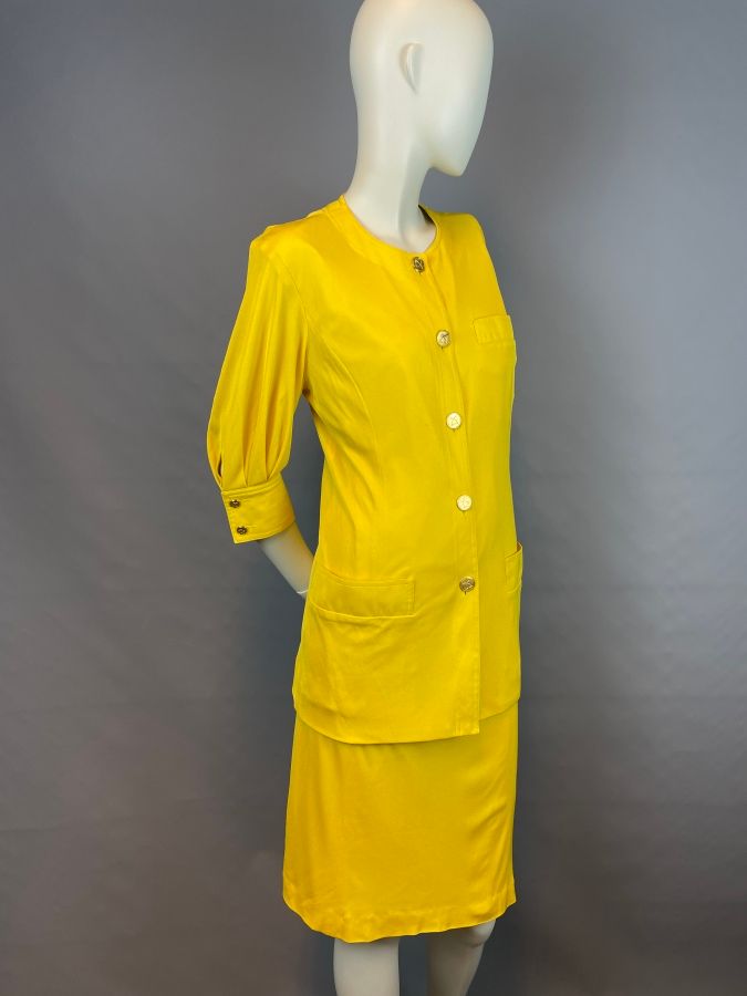Null LEONARD

金丝雀色短袖外套和丝质短裙套装

尺寸1