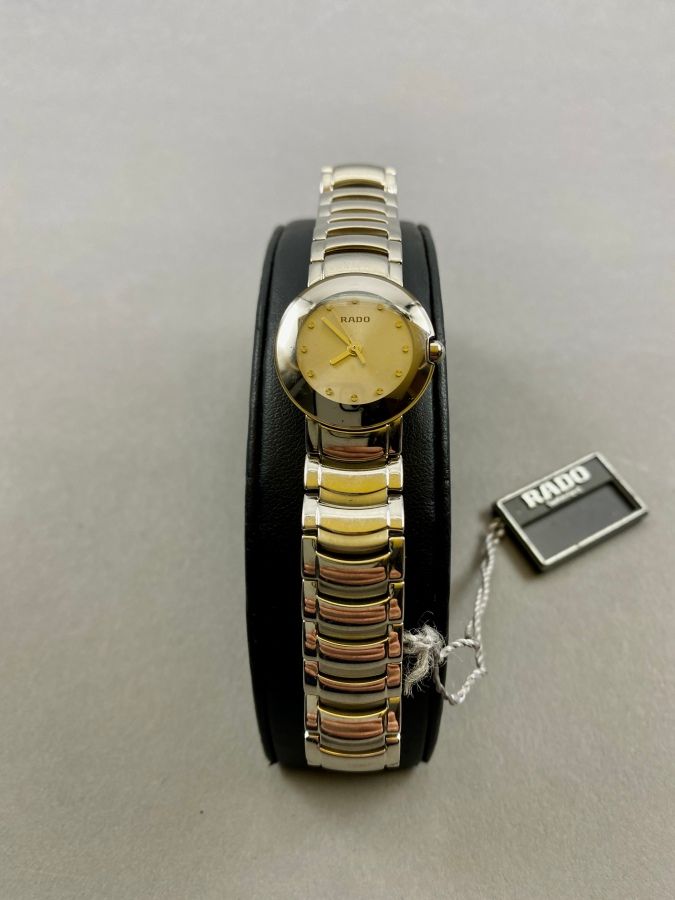 Null RADO

Ladies' watch in metal, round convex dial, yellow back and hands, mes&hellip;