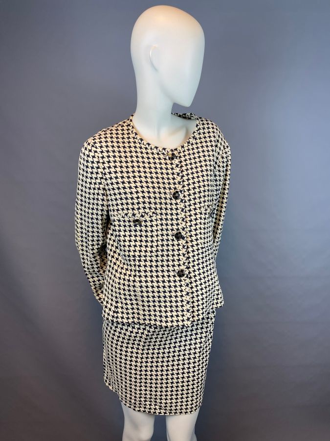 Null Georges RECH

Black and white houndstooth pattern outfit, consisting of a j&hellip;