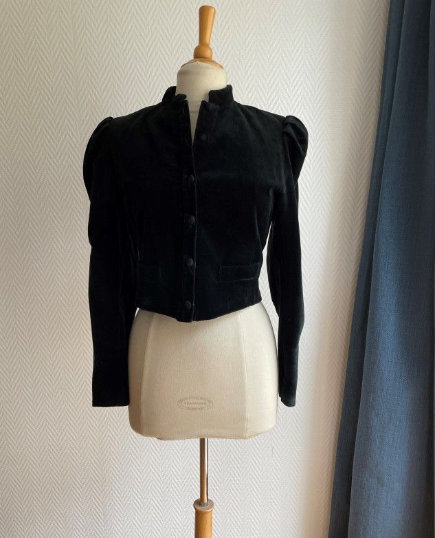 Null CACHAREL PARIS

Lot of clothes including :

- Black cotton velvet jacket, l&hellip;