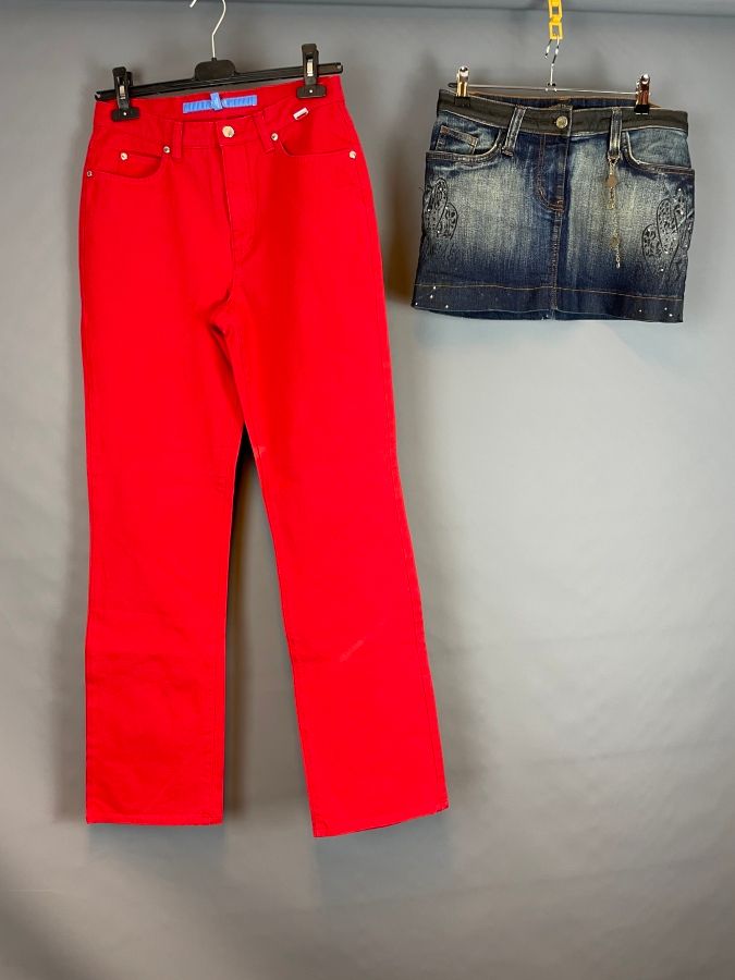 Null 一批衣服包括:

罗伯托-卡瓦利

- 前面有水钻和链条的牛仔布迷你裙，有水钻的长方形搭扣 - 尺寸42（全新状态）

ǞǞǞ

- 红色直筒牛仔裤，&hellip;