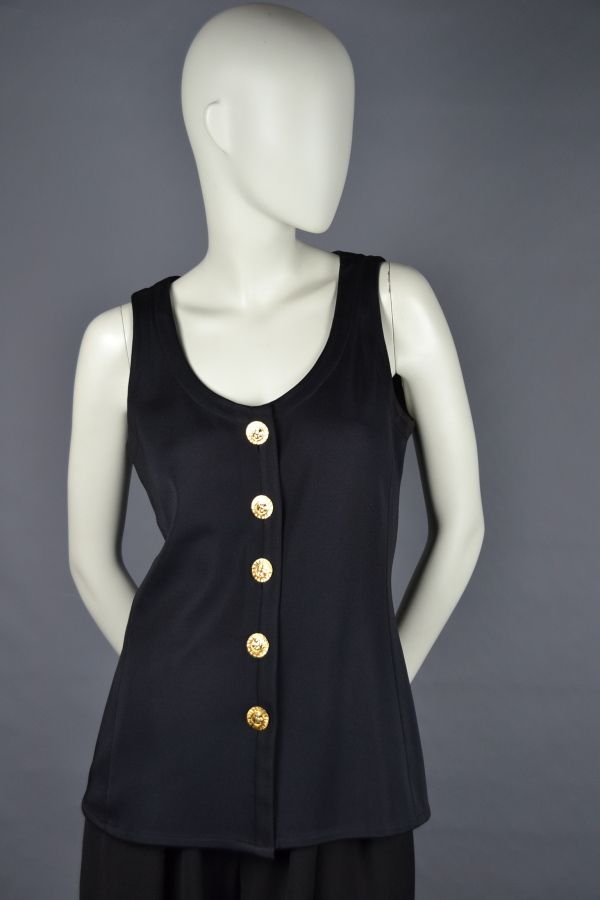 Null Yves SAINT LAURENT Rive Gauche

Sleeveless vest, gold metal sunburst button&hellip;