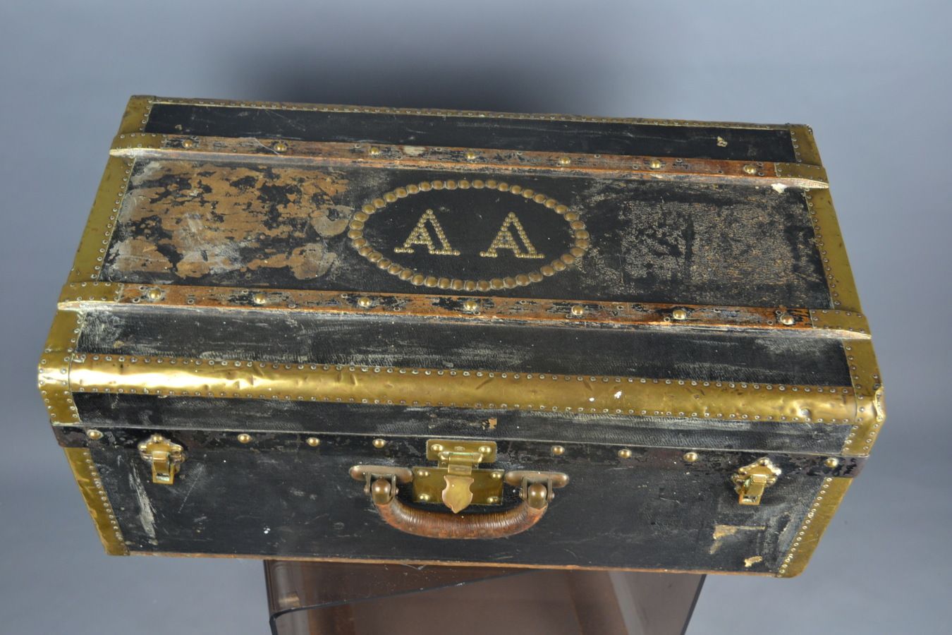 Null *旧的木制行李箱，上面镶有AA的首字母，皮革手柄，扣件和扣子（已磨损）。