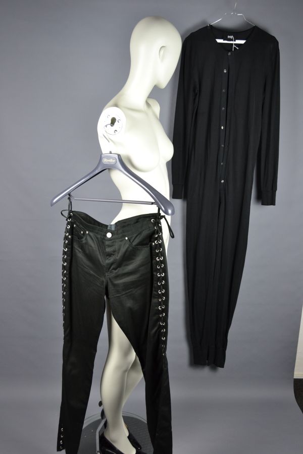 Null *几件衣服，包括:

DG Dolce & Gabanna

- 男士黑色连体裤，长袖，圆领，纽扣前襟（纽扣有标记，轻微磨损）。

薇姿

- 男士黑&hellip;