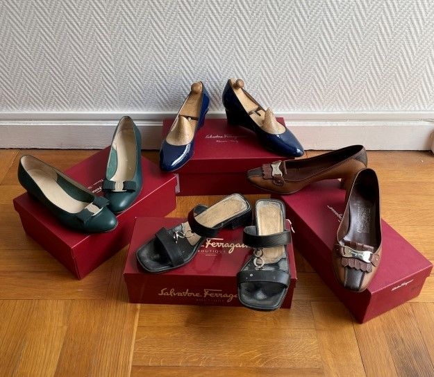 Null 萨尔瓦托雷-费拉加莫

四双鞋装在有签名的红色盒子里。

- Fadea，蓝色专利楔形鞋-尺寸7.5和木制鞋树

- Raissa，蜂蜜皮鞋，鞋跟，流&hellip;