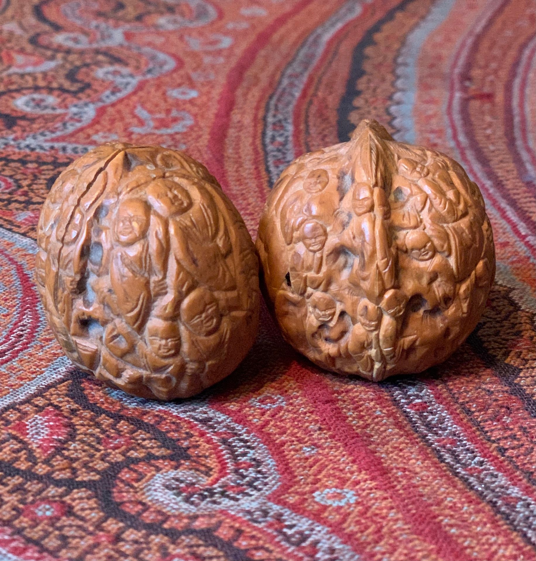 Null Deux noix sculptées à décor de personnages et feuillages.

Canton, XIXe siè&hellip;